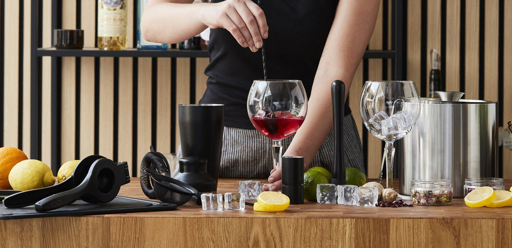 De kunst van het cocktailshaken: essentials voor de thuisbartender