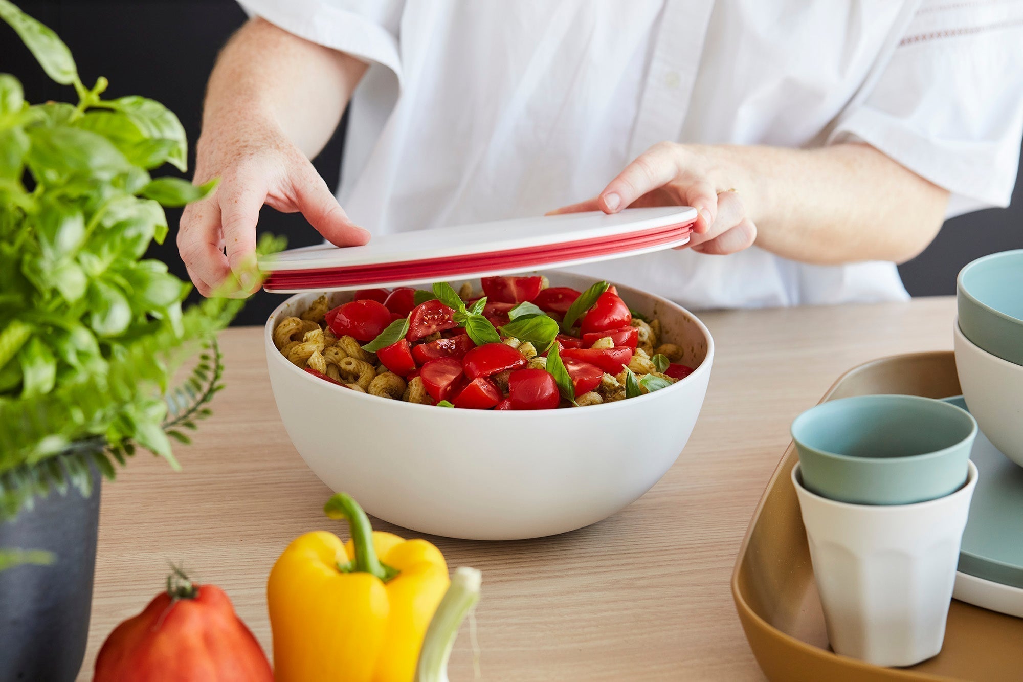 Picnic with rPET: pasta pesto with cherry tomatoes & basil