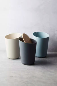 Vuilbak uit bamboevezel en bamboe deksel mist blauw