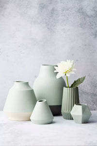 Vase en fibre de bambou vert sauge et gris foncé ø 18.1cm H 25cm