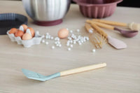 Spatule à trous en silicone avec poignée en bambou iceberg green