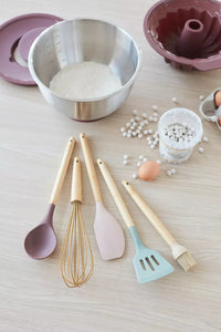 Set met spatel, lepel, klopper, pannenlikker en borstel