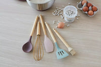 Set met spatel, lepel, klopper, pannenlikker en borstel