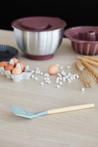 Spatule à trous en silicone avec poignée en bambou iceberg green