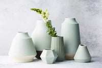 Vase en fibre de bambou vert sauge et blanc cassé ø 15.1cm H 26.5cm